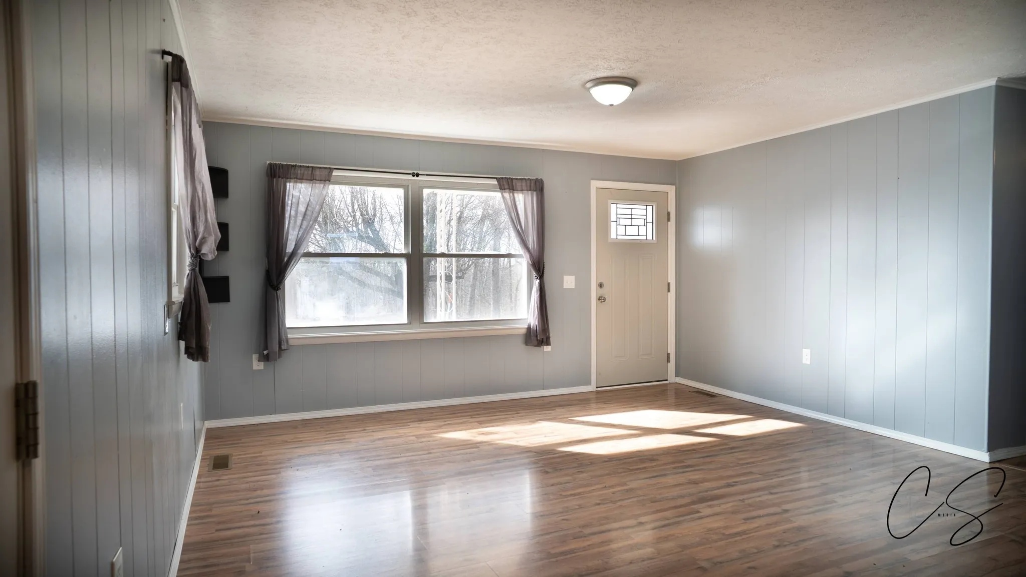 Empty room before virtual staging